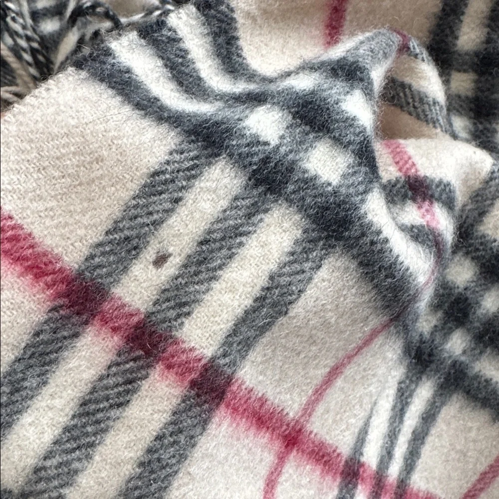 Burberry cashmere scarf - Picture 8 of 9